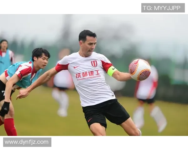 足球球星如何通过场内外互动与语言交流增进团队合作与个人表现