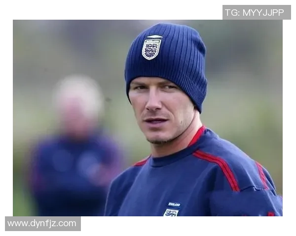 足球球星款大衣引领潮流展现运动与时尚完美结合