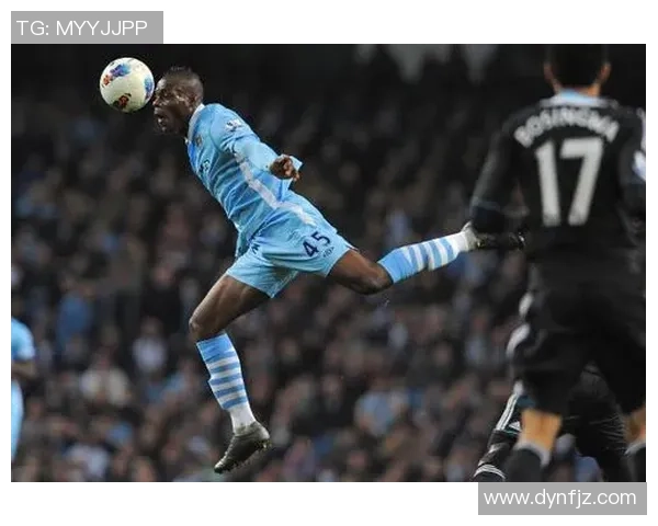 足球球星面对失利无助神情瞬间展现绝望心境球场内外情感交织